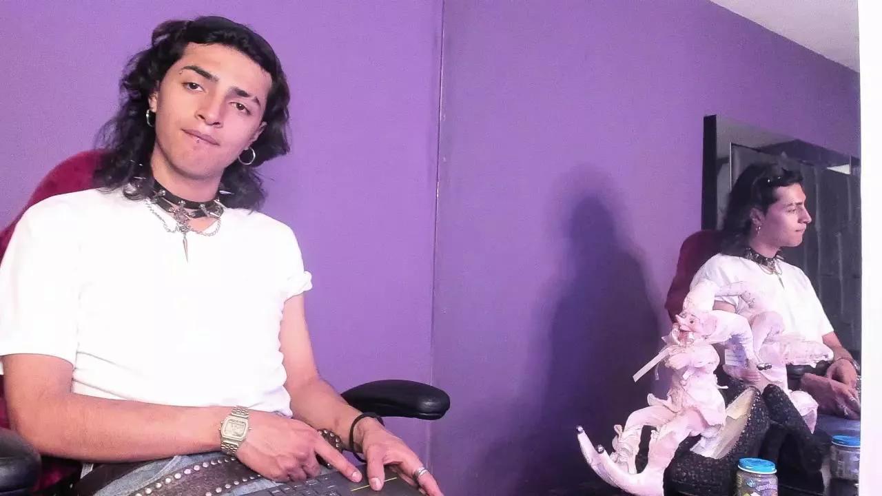 Incite your curiosities: Get slutty and please these hot girls hosts, who will reward you with bonkers garments and vibrators