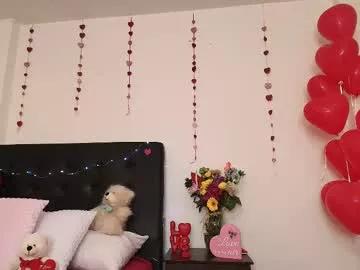 Check-out our online cams range and interact on a personal level with our sweet girls streamers, showing off their voluptuous shapes and toys.