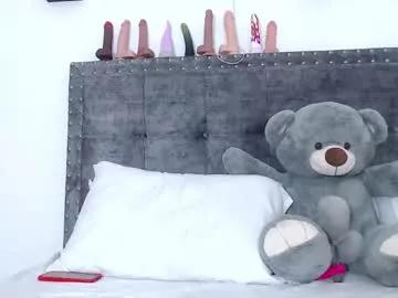 Check-out our online cams range and interact on a personal level with our sweet girls streamers, showing off their voluptuous shapes and toys.