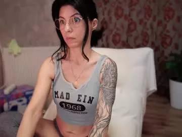 Check-out our online cams range and interact on a personal level with our sweet girls streamers, showing off their voluptuous shapes and toys.