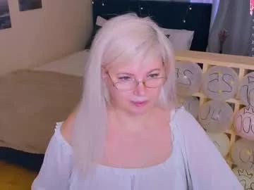 Check-out our online cams range and interact on a personal level with our sweet girls streamers, showing off their voluptuous shapes and toys.