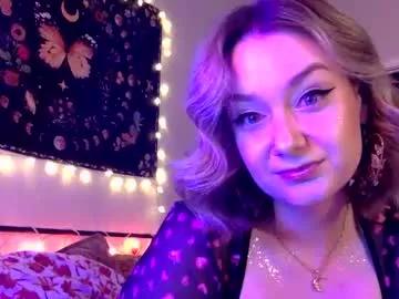 Check-out our online cams range and interact on a personal level with our sweet girls streamers, showing off their voluptuous shapes and toys.