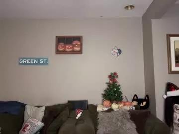 Check-out our online cams range and interact on a personal level with our sweet girls streamers, showing off their voluptuous shapes and toys.