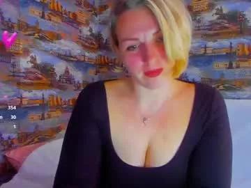 Check-out our online cams range and interact on a personal level with our sweet girls streamers, showing off their voluptuous shapes and toys.
