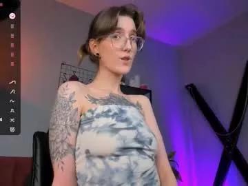 Check-out our online cams range and interact on a personal level with our sweet girls streamers, showing off their voluptuous shapes and toys.