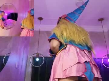 Check-out our online cams range and interact on a personal level with our sweet girls streamers, showing off their voluptuous shapes and toys.