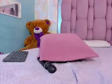 Check-out our online cams range and interact on a personal level with our sweet girls streamers, showing off their voluptuous shapes and toys.
