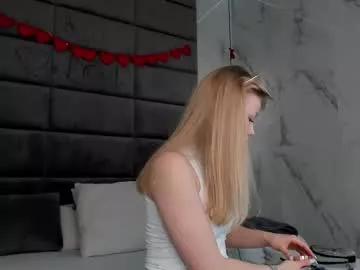 Check-out our online cams range and interact on a personal level with our sweet girls streamers, showing off their voluptuous shapes and toys.
