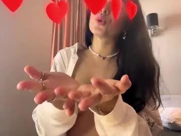 Check-out our online cams range and interact on a personal level with our sweet girls streamers, showing off their voluptuous shapes and toys.