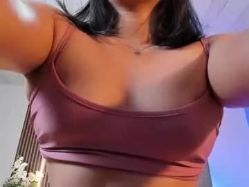 Check-out our online cams range and interact on a personal level with our sweet girls streamers, showing off their voluptuous shapes and toys.