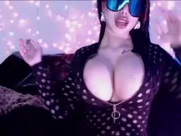 Check-out our online cams range and interact on a personal level with our sweet girls streamers, showing off their voluptuous shapes and toys.