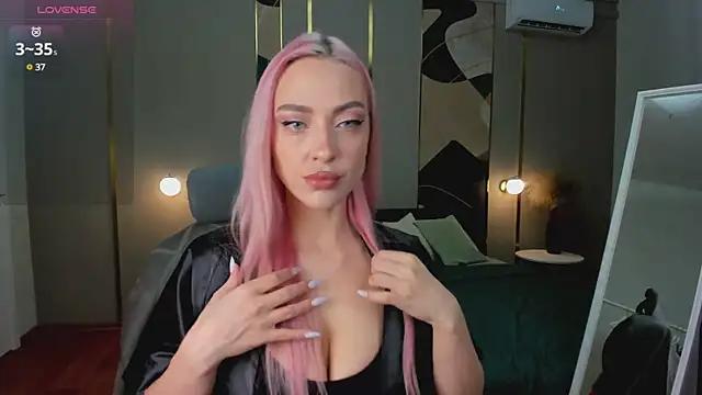 Check-out our online cams range and interact on a personal level with our sweet girls streamers, showing off their voluptuous shapes and toys.