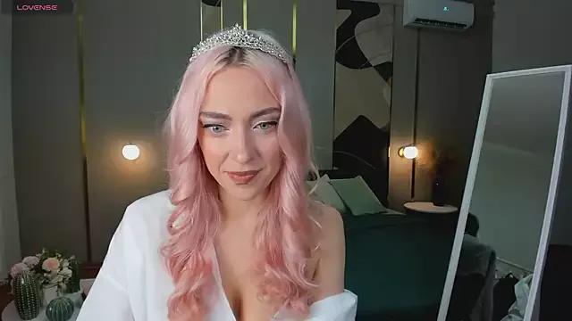 Check-out our online cams range and interact on a personal level with our sweet girls streamers, showing off their voluptuous shapes and toys.
