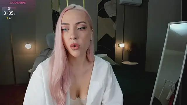 Check-out our online cams range and interact on a personal level with our sweet girls streamers, showing off their voluptuous shapes and toys.