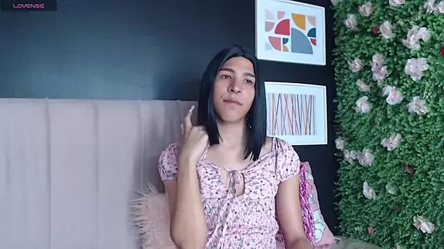 Check-out our online cams range and interact on a personal level with our sweet girls streamers, showing off their voluptuous shapes and toys.