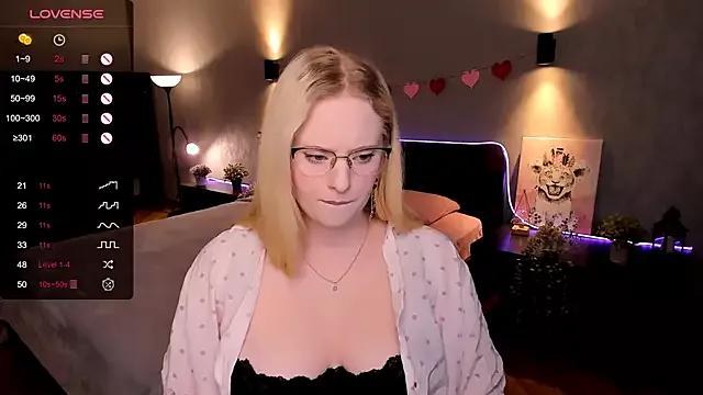 Aemilia_ from StripChat is Freechat