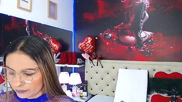 Check-out our online cams range and interact on a personal level with our sweet girls streamers, showing off their voluptuous shapes and toys.
