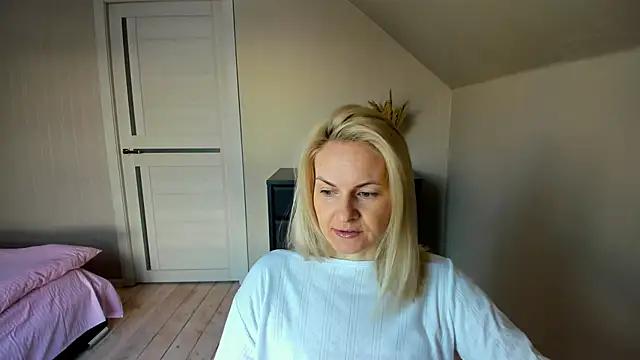 Check-out our online cams range and interact on a personal level with our sweet girls streamers, showing off their voluptuous shapes and toys.