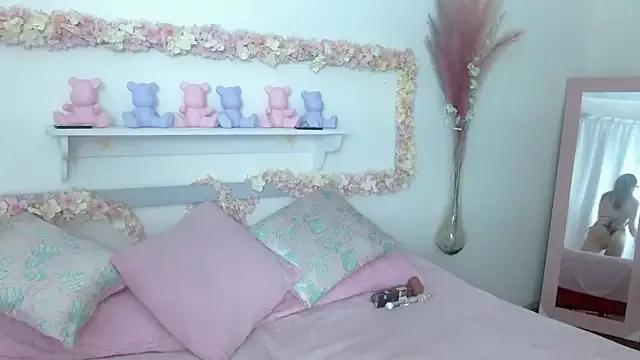 Check-out our online cams range and interact on a personal level with our sweet girls streamers, showing off their voluptuous shapes and toys.