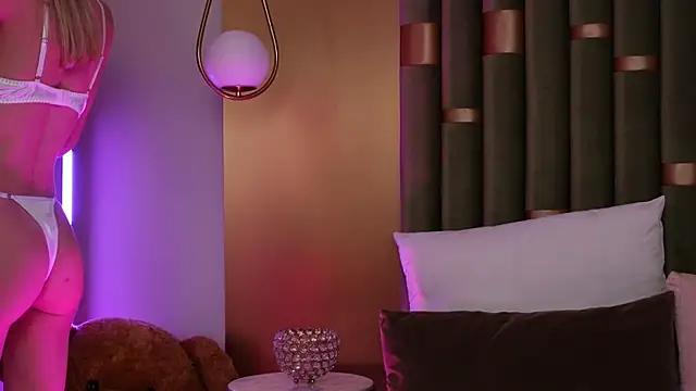 Check-out our online cams range and interact on a personal level with our sweet girls streamers, showing off their voluptuous shapes and toys.
