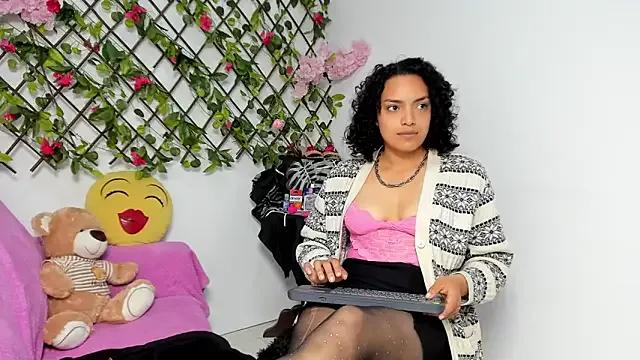 Bella_Goldenst from StripChat is Freechat