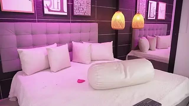 Check-out our online cams range and interact on a personal level with our sweet girls streamers, showing off their voluptuous shapes and toys.