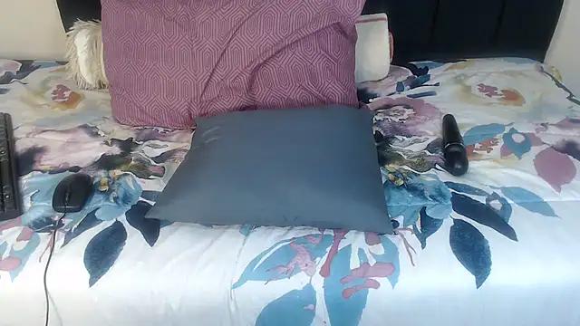 Check-out our online cams range and interact on a personal level with our sweet girls streamers, showing off their voluptuous shapes and toys.
