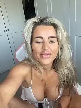 Check-out our online cams range and interact on a personal level with our sweet girls streamers, showing off their voluptuous shapes and toys.