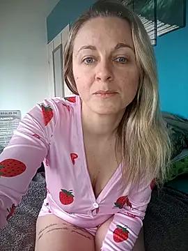 Check-out our online cams range and interact on a personal level with our sweet girls streamers, showing off their voluptuous shapes and toys.