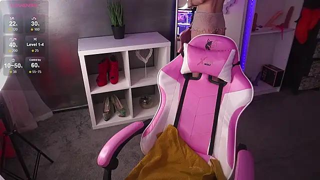 Check-out our online cams range and interact on a personal level with our sweet girls streamers, showing off their voluptuous shapes and toys.