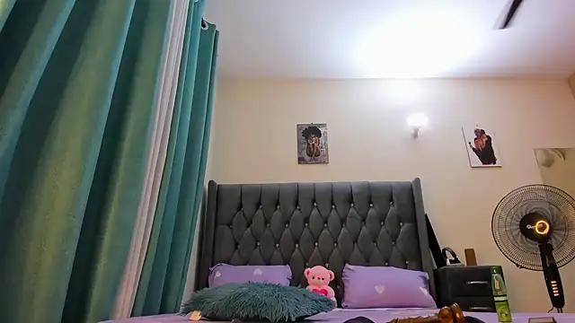 Check-out our online cams range and interact on a personal level with our sweet girls streamers, showing off their voluptuous shapes and toys.