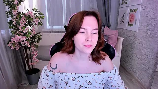 Check-out our online cams range and interact on a personal level with our sweet girls streamers, showing off their voluptuous shapes and toys.