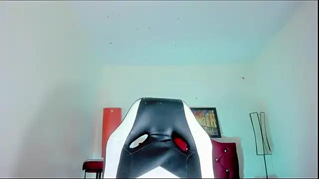 Check-out our online cams range and interact on a personal level with our sweet girls streamers, showing off their voluptuous shapes and toys.