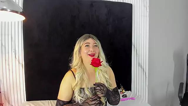 Check-out our online cams range and interact on a personal level with our sweet girls streamers, showing off their voluptuous shapes and toys.