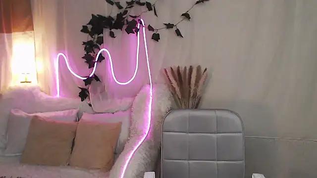 Check-out our online cams range and interact on a personal level with our sweet girls streamers, showing off their voluptuous shapes and toys.