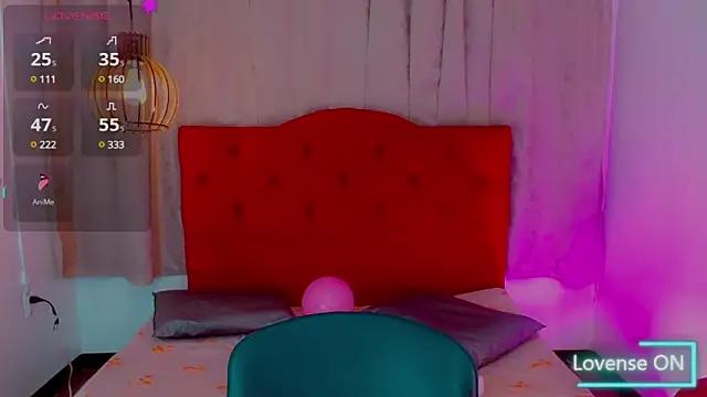 Check-out our online cams range and interact on a personal level with our sweet girls streamers, showing off their voluptuous shapes and toys.