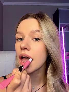 Check-out our online cams range and interact on a personal level with our sweet girls streamers, showing off their voluptuous shapes and toys.