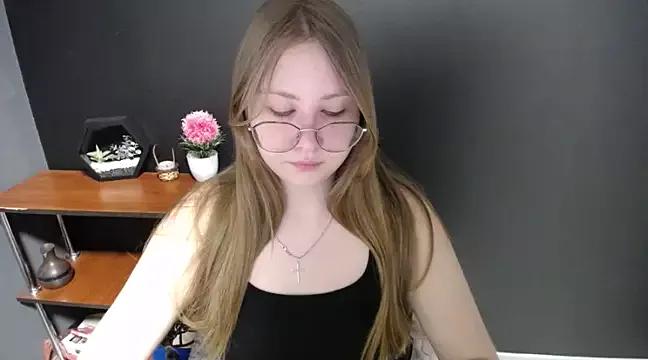 Check-out our online cams range and interact on a personal level with our sweet girls streamers, showing off their voluptuous shapes and toys.