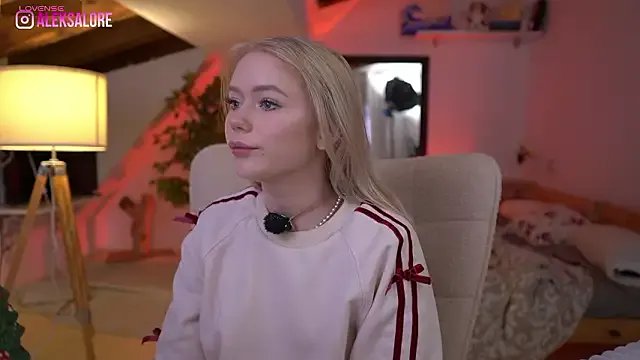 LexieLoree — Tease asshole through panties