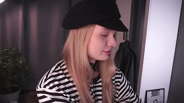 lisa_schiele — eyes on u on my knees