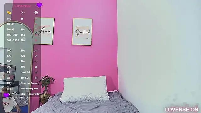 Check-out our online cams range and interact on a personal level with our sweet girls streamers, showing off their voluptuous shapes and toys.