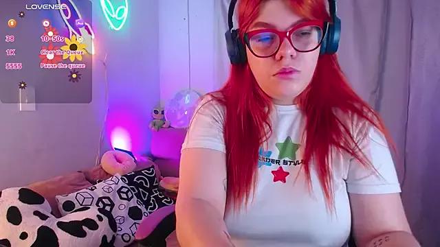 Check-out our online cams range and interact on a personal level with our sweet girls streamers, showing off their voluptuous shapes and toys.