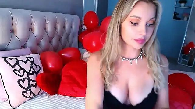 Check-out our online cams range and interact on a personal level with our sweet girls streamers, showing off their voluptuous shapes and toys.