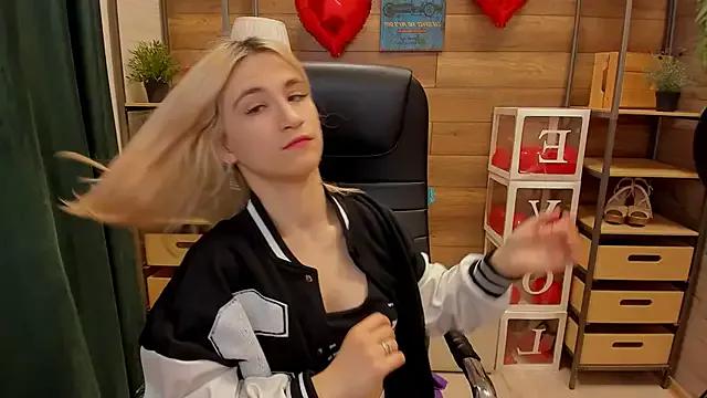 Moon13152 from StripChat is Freechat