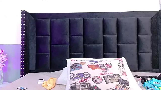 Check-out our online cams range and interact on a personal level with our sweet girls streamers, showing off their voluptuous shapes and toys.