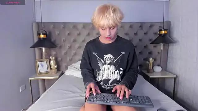 OliIverr22 — a sexi cum show for you baby