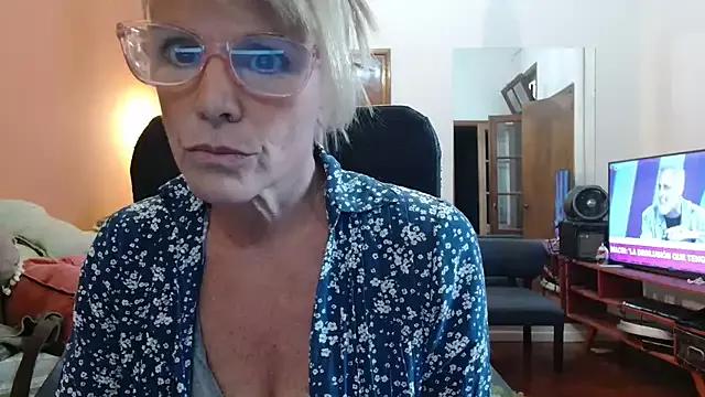 Polly23 from StripChat is Freechat