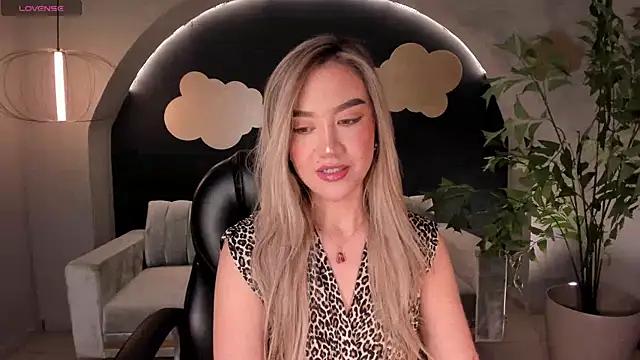 Check-out our online cams range and interact on a personal level with our sweet girls streamers, showing off their voluptuous shapes and toys.