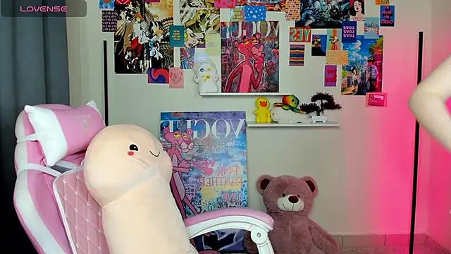 Check-out our online cams range and interact on a personal level with our sweet girls streamers, showing off their voluptuous shapes and toys.