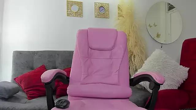 Check-out our online cams range and interact on a personal level with our sweet girls streamers, showing off their voluptuous shapes and toys.